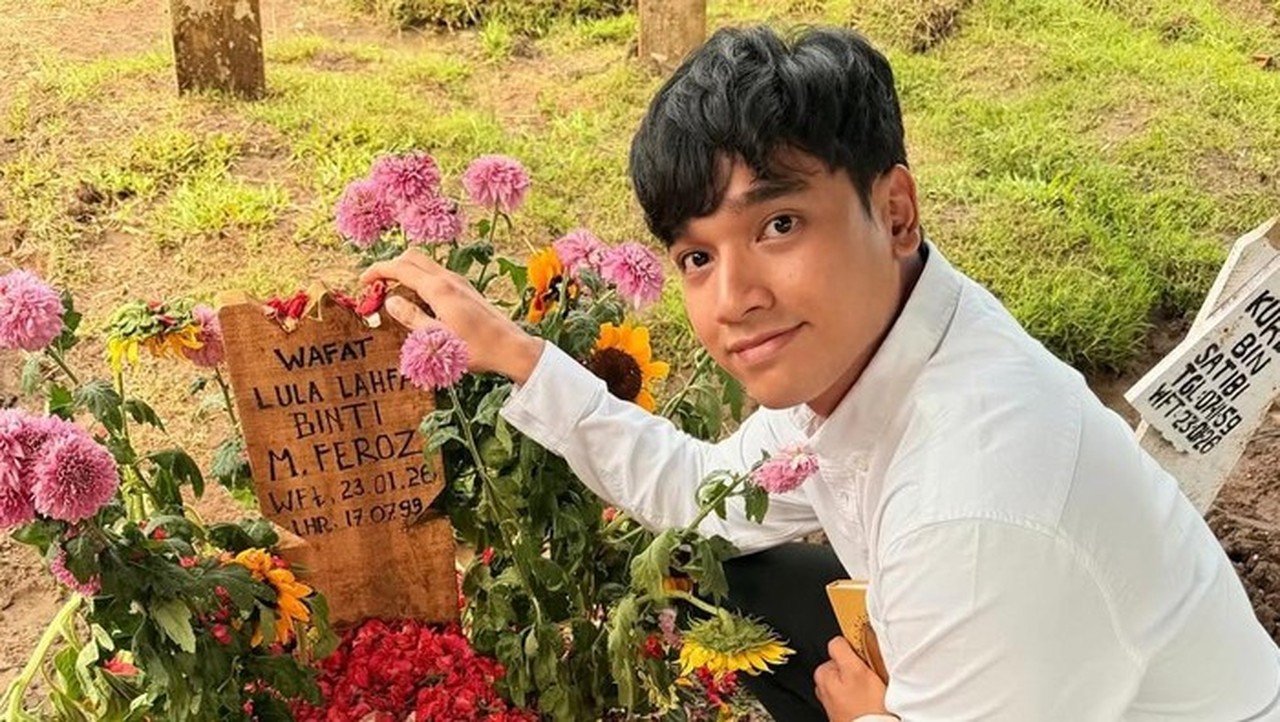 Fadly Faisal Ziarah ke Makam Lula Lahfah, Tabur Bunga dan Panjatkan Doa di Hari ke-7