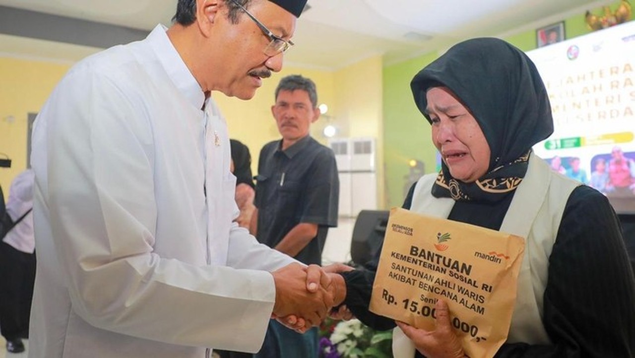 Mensos Gus Ipul Serahkan Santunan Rp15 Juta untuk Ahli Waris Korban Banjir Deli Serdang Mensos Gus Ipul Serahkan Santunan Rp15 Juta untuk Ahli Waris Korban Banjir Deli Serdang