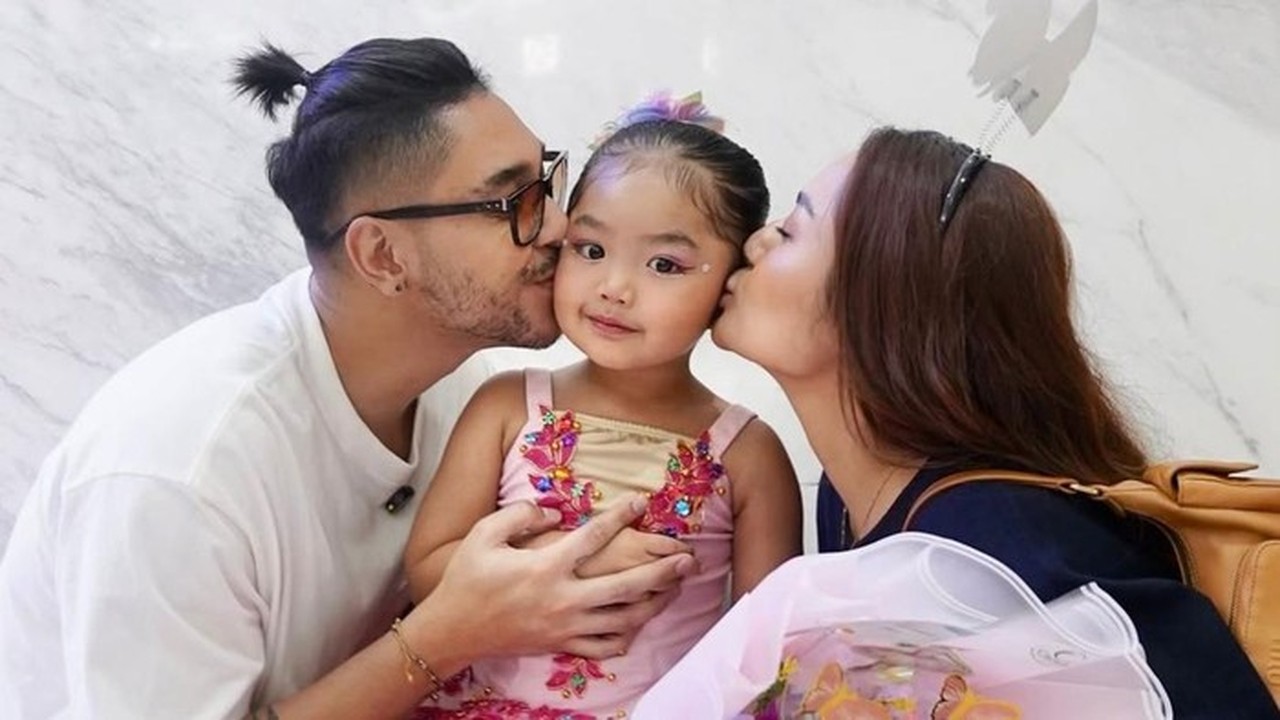 Anak Siti Badriah Cemburu, Tak Rela Ibunya Panggil Krisjiana ‘Sayang’ Anak Siti Badriah Cemburu, Tak Rela Ibunya Panggil Krisjiana ‘Sayang’