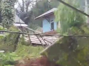 Tembok Penahan Tanah di Lebak Ambruk Akibat Hujan Deras, Satu Rumah Rusak Parah