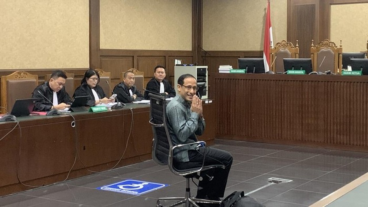 Nadiem Makarim Hadapi Sidang Dakwaan Kasus Korupsi Chromebook, Tunjukkan Senyum di Pengadilan Tipikor