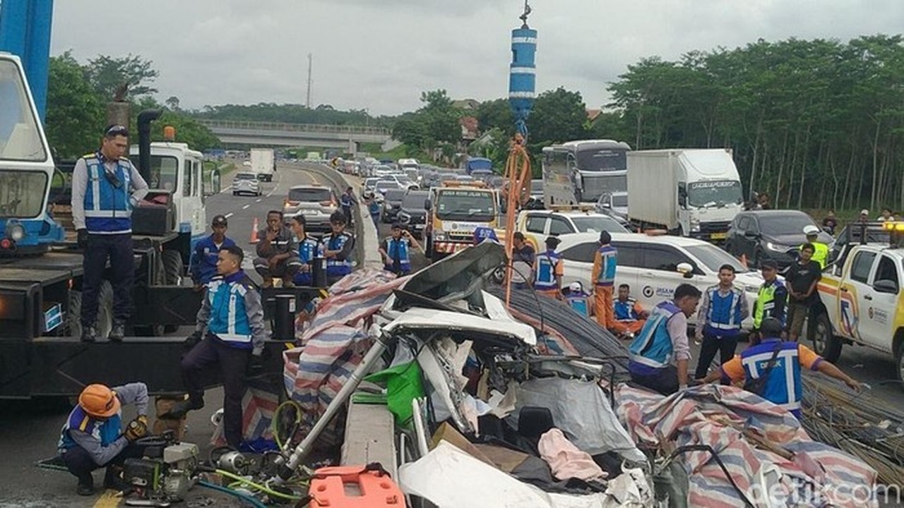 Evakuasi Kecelakaan Maut di Tol Batang Makan Waktu 7 Jam Akibat Besi Muatan Truk