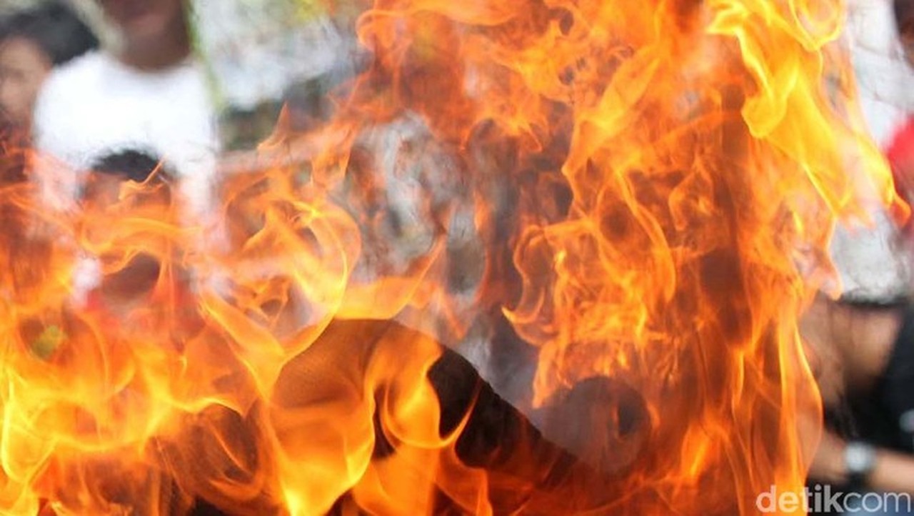 Bus Terbakar di Tol Japek, Lalin Arah Cikampek Macet Hingga 2 Km Bus Terbakar di Tol Japek, Lalin Arah Cikampek Macet Hingga 2 Km