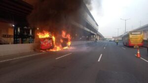 Bus Peziarah Terbakar di Tol Cikampek Akibat Korsleting Sound System, 34 Penumpang Selamat