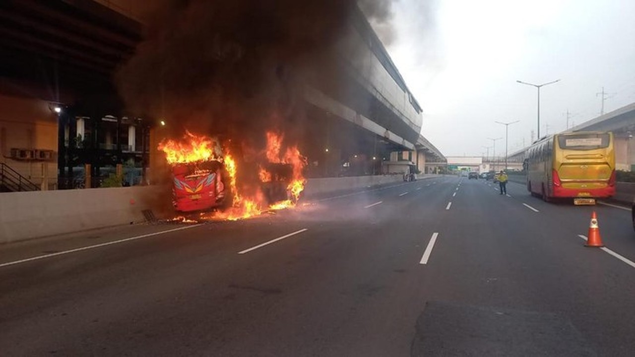 Bus Peziarah Terbakar di Tol Cikampek Akibat Korsleting Sound System, 34 Penumpang Selamat