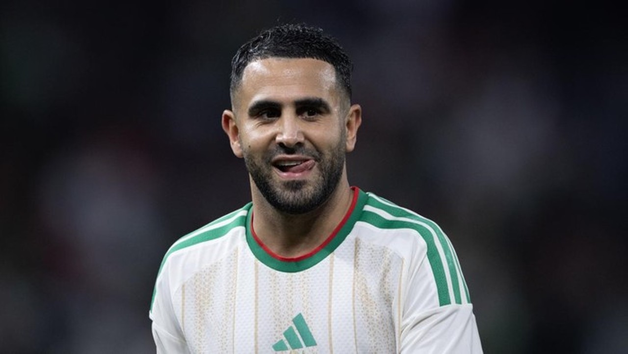 Riyad Mahrez Pamer Kerendahan Hati di Piala Afrika 2025: Main Bola dengan Bocil hingga Bantu Fans di Medsos