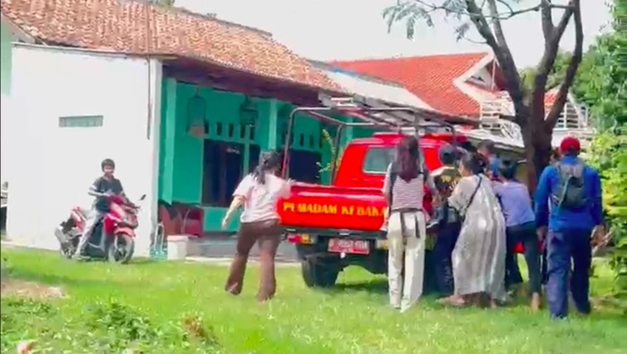 ABG di Tambun Kabur dari Sunat, Orang Tua Terpaksa Panggil Damkar Minta Bantuan