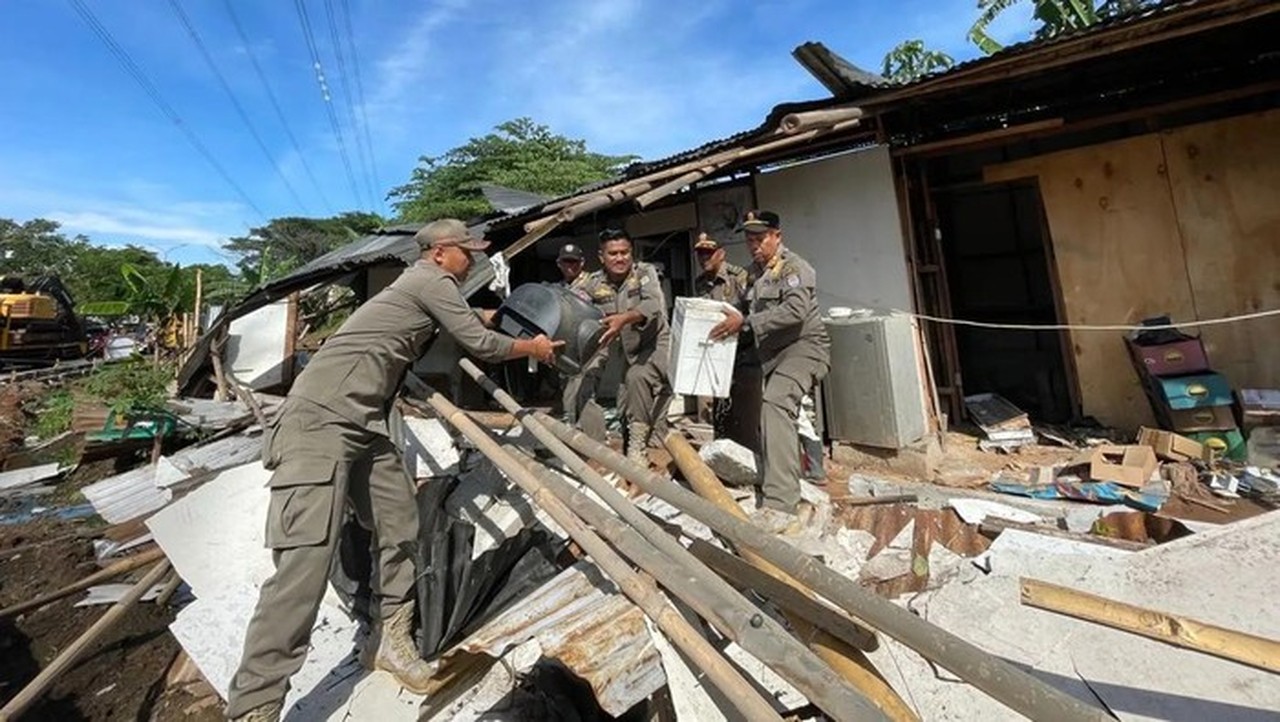 Satpol PP Depok Bongkar 4.126 Bangunan Liar dan Lapak PKL Sepanjang 2025 Satpol PP Depok Bongkar 4.126 Bangunan Liar dan Lapak PKL Sepanjang 2025