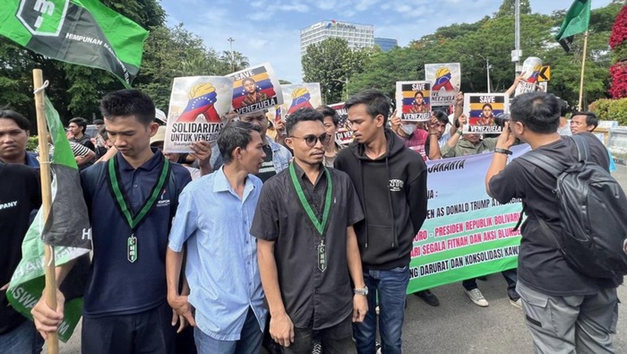 Buruh dan Mahasiswa Demo Kedubes AS, Desak Pembebasan Presiden Venezuela Nicolas Maduro