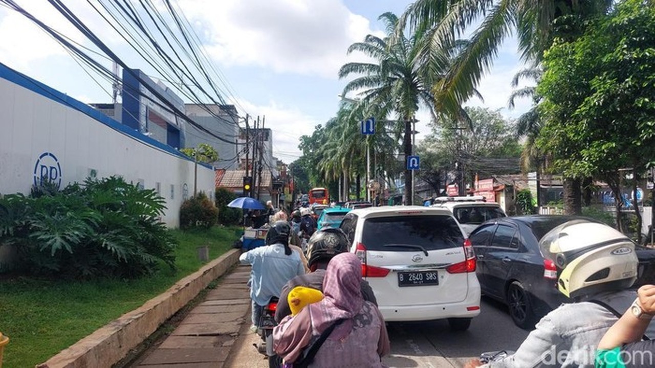 Macet Panjang di Ragunan Saat Libur Tahun Baru, Antrean Kendaraan Capai 1 Km