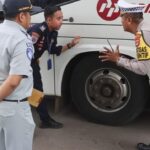 Tekan Angka Kecelakaan, Polisi Serang Gelar Ramp Check Bus dan Cek Kesehatan Pengemudi