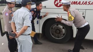 Tekan Angka Kecelakaan, Polisi Serang Gelar Ramp Check Bus dan Cek Kesehatan Pengemudi