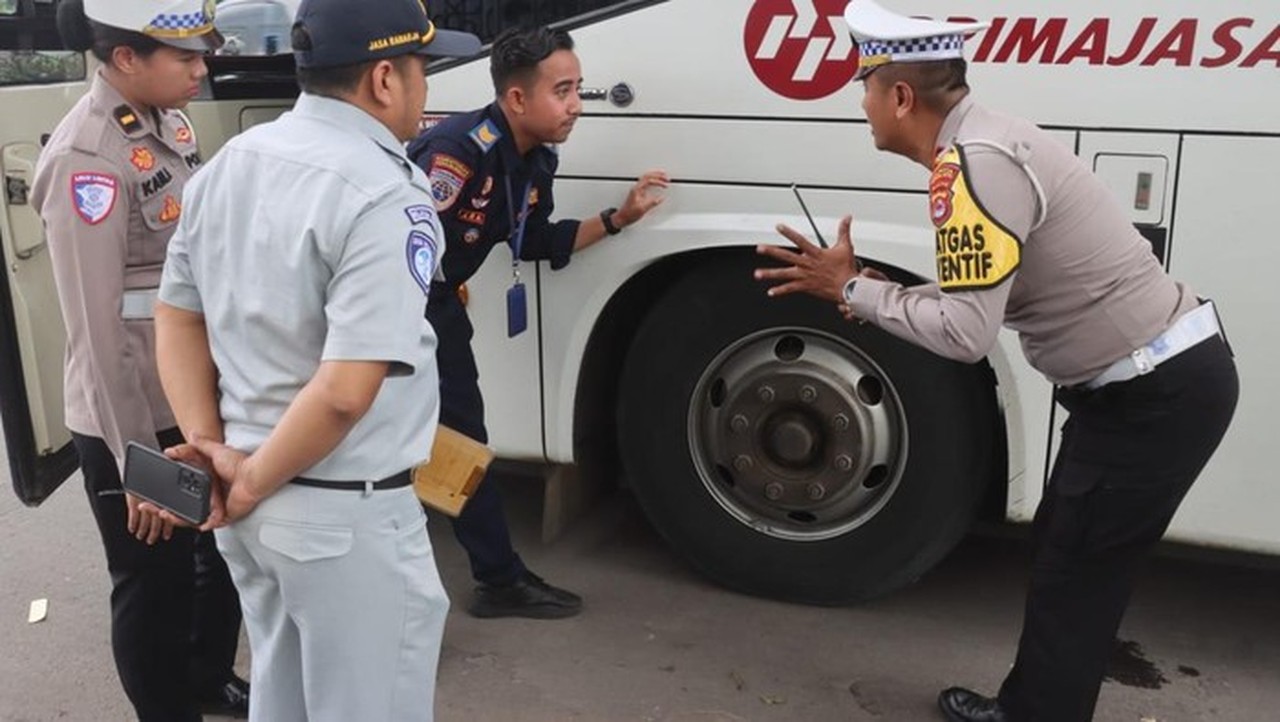 Tekan Angka Kecelakaan, Polisi Serang Gelar Ramp Check Bus dan Cek Kesehatan Pengemudi