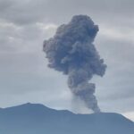 Gunung Marapi Erupsi 25 Detik, Warga dan Pendaki Diimbau Jauhi Kawah 3 Km