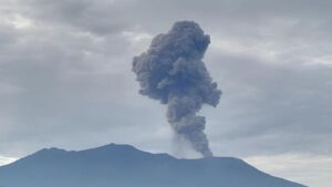 Gunung Marapi Erupsi 25 Detik, Warga dan Pendaki Diimbau Jauhi Kawah 3 Km