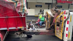 Truk Mogok di Gatot Subroto Selesai Dievakuasi, Lalu Lintas Kembali Normal