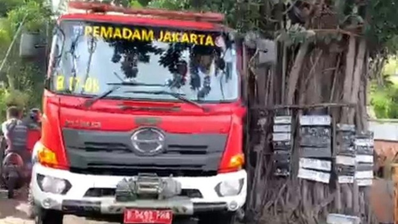 Damkar Jakbar Temui Kendala Warung di Jalur Padat Palmerah Saat Uji Coba Akses Damkar Jakbar Temui Kendala Warung di Jalur Padat Palmerah Saat Uji Coba Akses