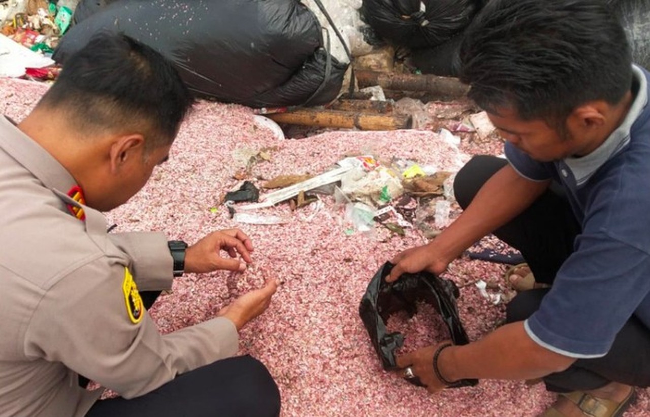 Polisi Selidiki Temuan Karung Cacahan Kertas Mirip Uang di TPS Liar Bekasi