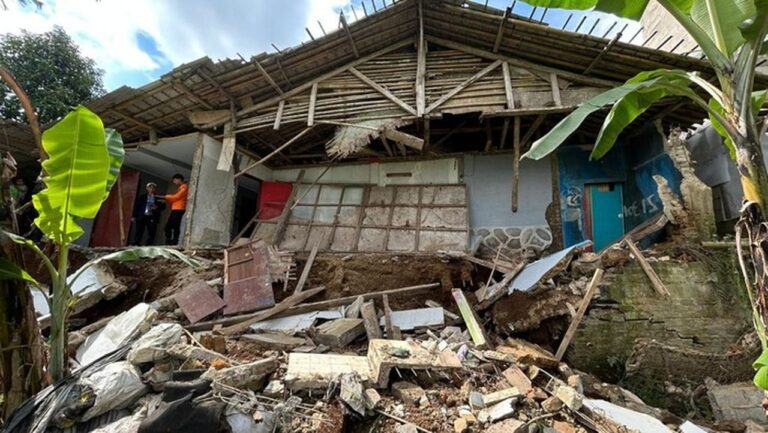 Tebing 15 Meter Longsor di Puncak Bogor, 1 Rumah Warga Rusak Berat