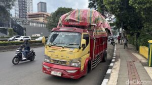 Truk Patah As Roda di Gatot Subroto Berhasil Dievakuasi, Lalu Lintas Kembali Normal