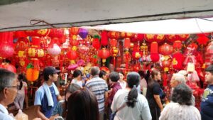 Jelang Imlek 2026, Glodok Dipadati Warga, Pedagang Angpau dan Lampion Banjir Cuan