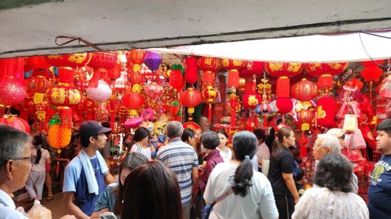 Jelang Imlek 2026, Glodok Dipadati Warga, Pedagang Angpau dan Lampion Banjir Cuan