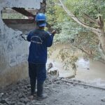 Normalisasi Ciliwung Dimulai: Bangunan Liar di Cawang Mulai Dibongkar