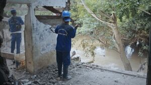 Normalisasi Ciliwung Dimulai: Bangunan Liar di Cawang Mulai Dibongkar