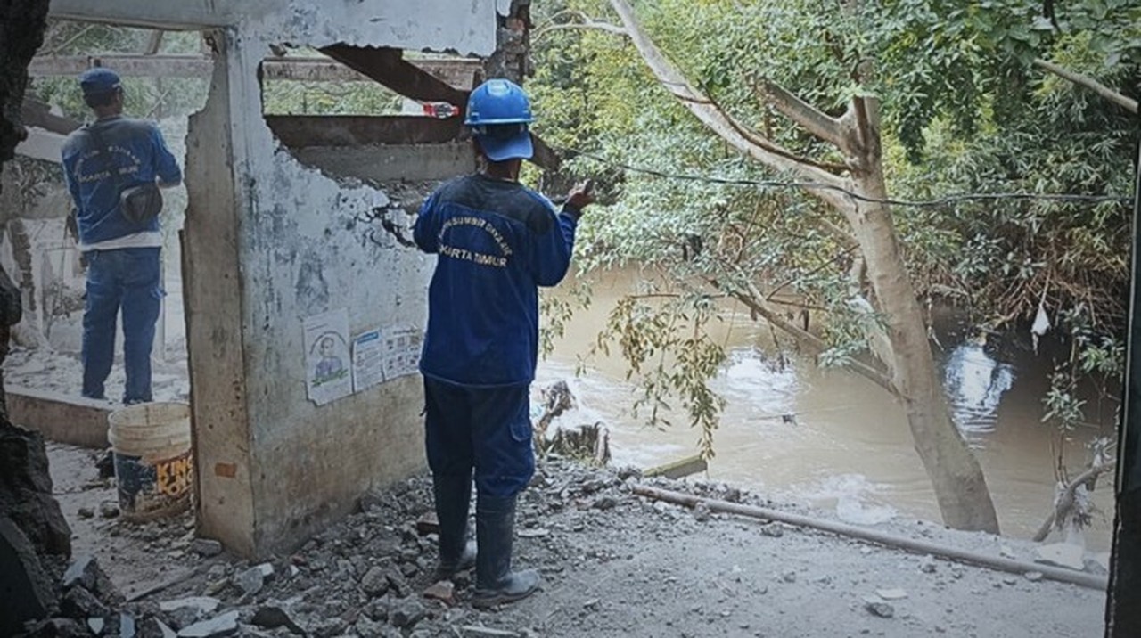 Normalisasi Ciliwung Dimulai: Bangunan Liar di Cawang Mulai Dibongkar