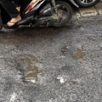 Lubang Menganga di Gatot Subroto Jaksel, Warga Keluhkan Rawan Kecelakaan