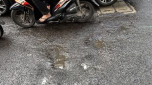 Lubang Menganga di Gatot Subroto Jaksel, Warga Keluhkan Rawan Kecelakaan