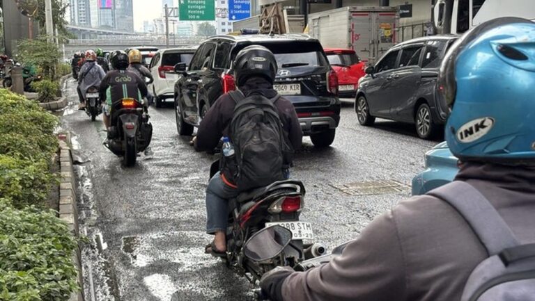 Warga Keluhkan Jalan Gatot Subroto Jakarta Selatan Berlubang, Begini Penampakannya