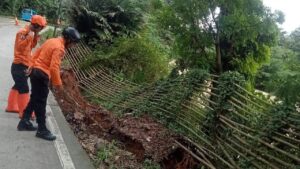 Tebing 20 Meter Longsor di Jasinga-Bogor, Akses Jalan Raya Ditutup Sebagian