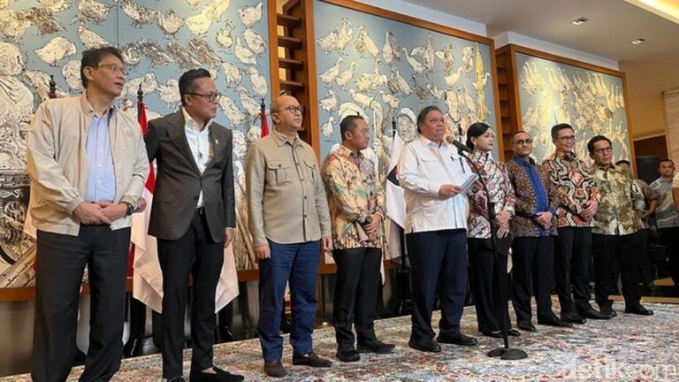 Airlangga Sampaikan Pesan Prabowo ke Investor: Ekonomi RI Tetap Kuat Meski Pasar Saham Rontok Airlangga Sampaikan Pesan Prabowo ke Investor: Ekonomi RI Tetap Kuat Meski Pasar Saham Rontok