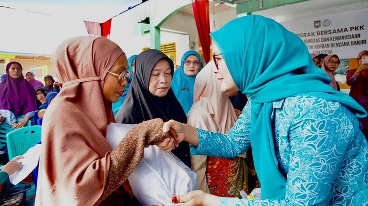 TP PKK Pusat Kirim 100 Paket Bantuan Peralatan Ibadah untuk Korban Bencana Agam