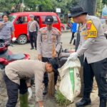 Polisi Turun Tangan Atasi Selokan Mampet Akibat Sampah di Pasar Ciruas Serang