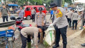 Polisi Turun Tangan Atasi Selokan Mampet Akibat Sampah di Pasar Ciruas Serang