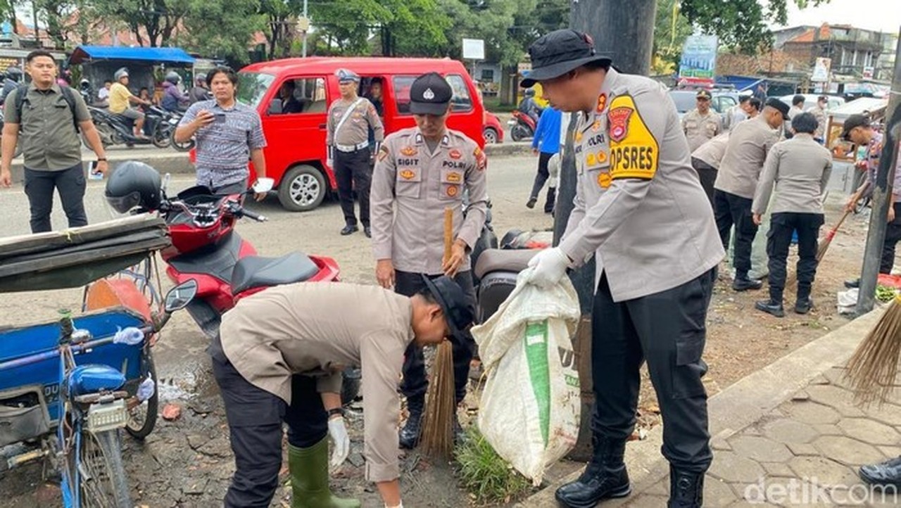 Polisi Turun Tangan Atasi Selokan Mampet Akibat Sampah di Pasar Ciruas Serang