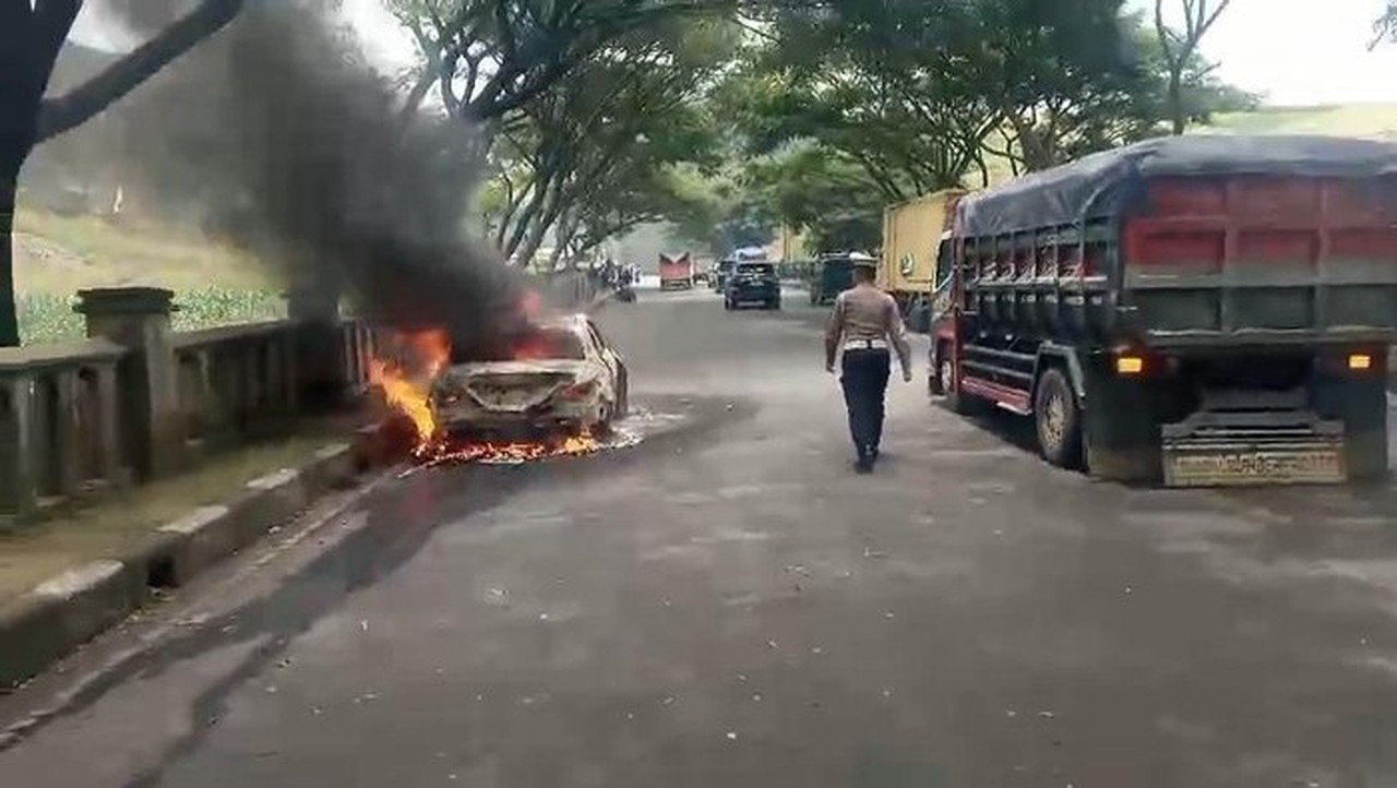 Tragedi Nagreg: Mobil Mercy Terbakar di Jalan Lingkar, Pengemudi Tewas Mengenaskan