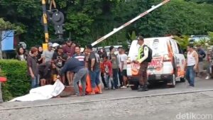 Penjaga Perlintasan KRL di Bogor Terserempet Kereta Saat Atur Kendaraan, Lansia Dilarikan ke RS