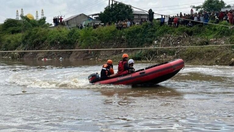 Pria Tercebur ke Kali Bekasi, Tim SAR Gabungan Lakukan Pencarian Intensif Pria Tercebur ke Kali Bekasi, Tim SAR Gabungan Lakukan Pencarian Intensif