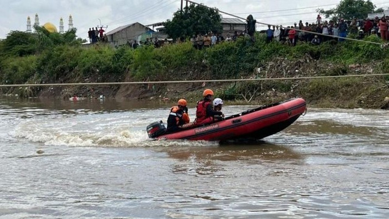 Pria Tercebur ke Kali Bekasi, Tim SAR Gabungan Lakukan Pencarian Intensif