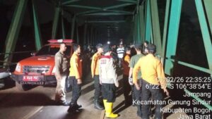 Pekerja Renovasi Jembatan Leuwiranji Bogor Terpeleset, Jatuh ke Sungai Cisadane