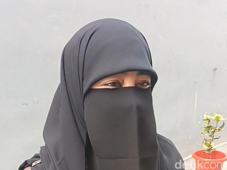 Umi Pipik Sambut Cucu Pertama, Rela ‘Lawan Arah’ Demi Gendong Baby Elara