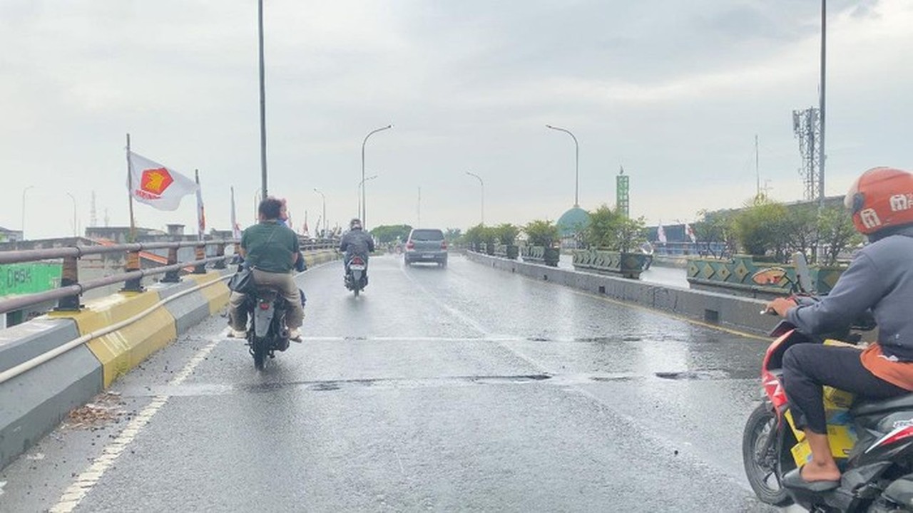 Lubang Menganga di Flyover Ciputat Sebabkan Pengendara Motor Terjatuh, 43 Titik Rusak