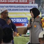 Polres Bekasi Kombinasikan Edukasi Bahaya Narkoba dengan Pembagian Sembako di Kampung Kavling