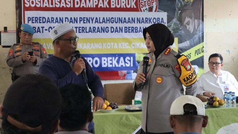 Polres Bekasi Kombinasikan Edukasi Bahaya Narkoba dengan Pembagian Sembako di Kampung Kavling