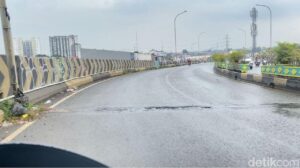 Warga Keluhkan Lubang Flyover Ciputat Picu Kecelakaan, Minta Segera Diperbaiki