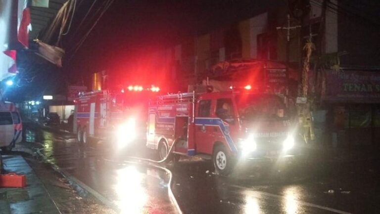 Kebakaran Ruko Tekstil Tangsel Berhasil Dipadamkan, 150 Petugas Damkar Dikerahkan Kebakaran Ruko Tekstil Tangsel Berhasil Dipadamkan, 150 Petugas Damkar Dikerahkan