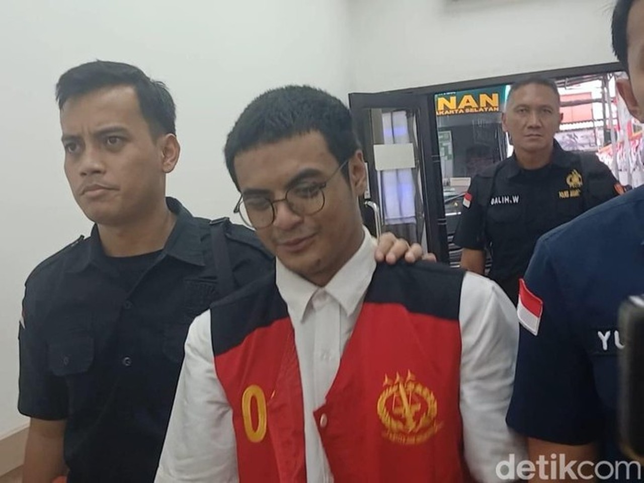 Keluarga Rutin Jenguk Vadel Badjideh di Lapas Cipinang, Bawakan Kue Favorit Ibu
